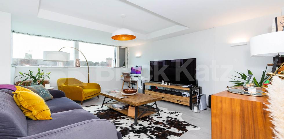 Luxury 2 bed two bath with balcony in a private modern development in Camden.  Cliff Villas, Camden 